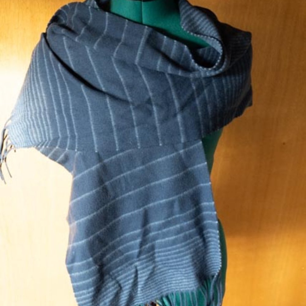 Lochmere Cashmire Blend Made in Scotland Blue Shawl unisex